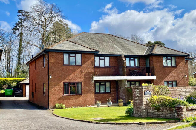 2 bedroom ground floor flat with a garage