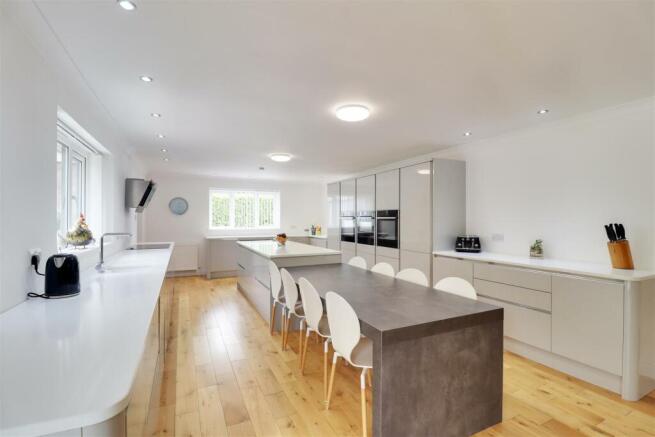 5 bed Detached Bungalow for sale Image 4