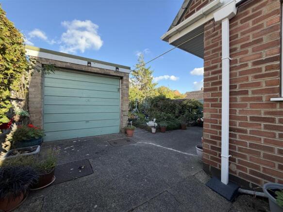 Holmwood Drive, Leeds photo 4