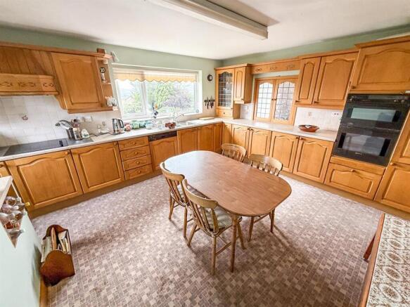 Kitchen/ Breakfast Room
