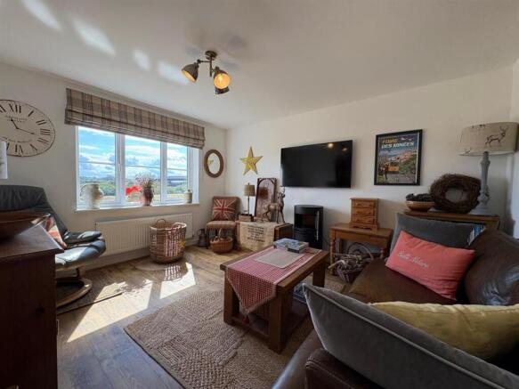 4 bed Detached for sale Image 6