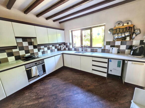 4 bed Detached for sale Image 10