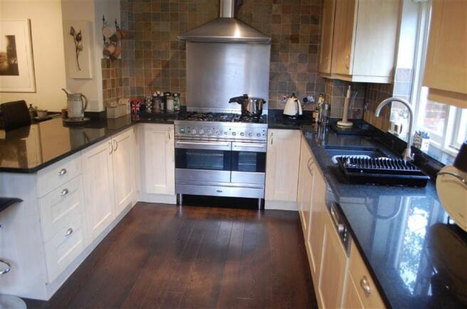 FAMILY DINING KITCHE