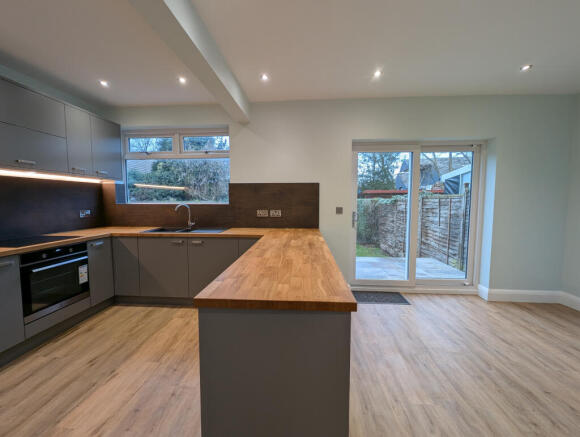 3 bed Semi-Detached to rent Image 9