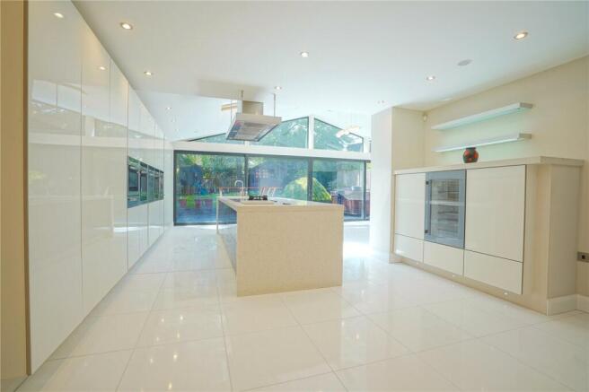 6 bed Detached for sale Image 6