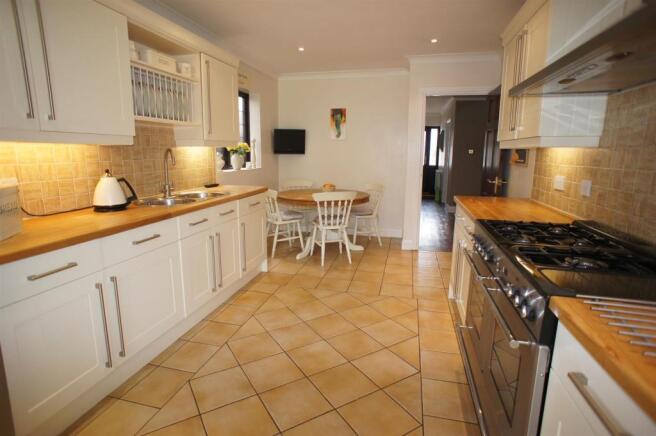 KITCHEN/BREAKFAST RO