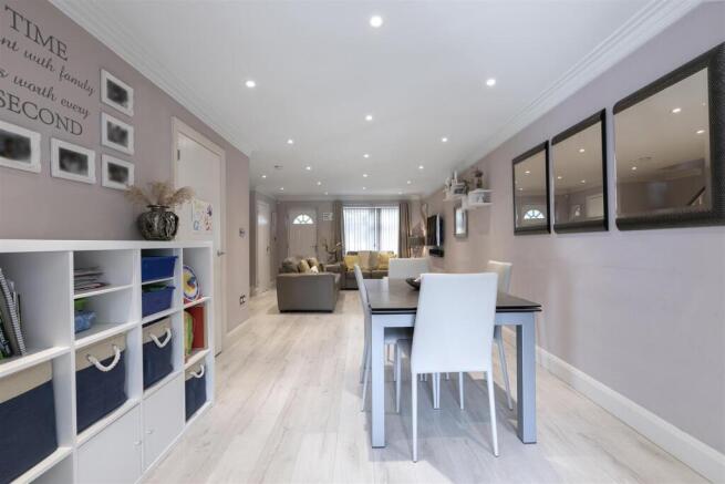 Chapelmount Road, IG8