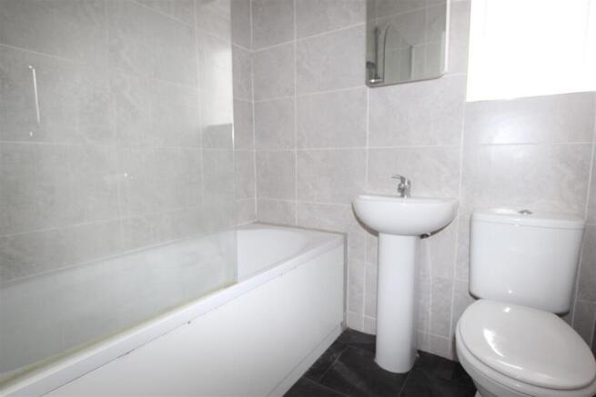 2 bed Terraced to rent Image 5