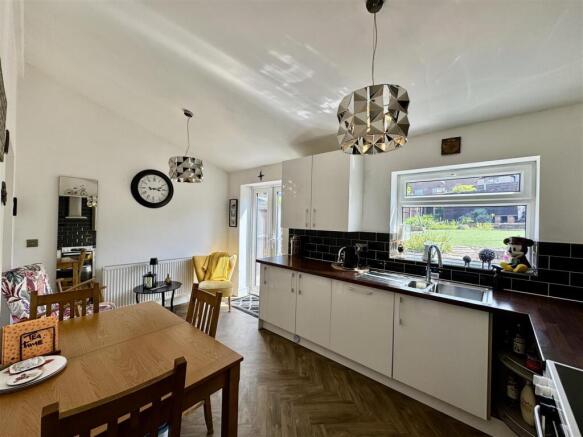 3 bed Semi-Detached for sale Image 11