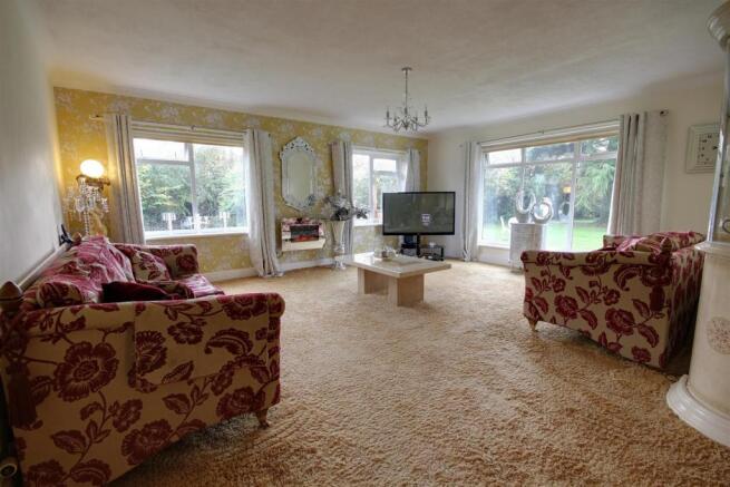 Lounge/Dining Room