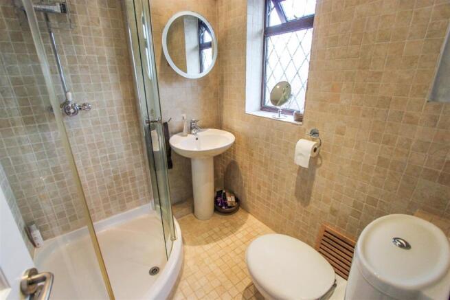 EN-SUITE SHOWER ROOM