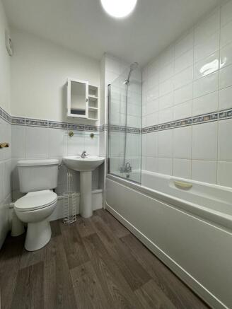 4 bed Terraced to rent Image 8