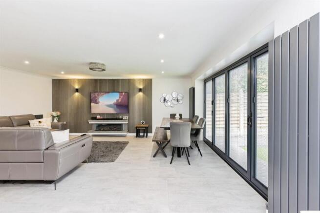 6 bed Detached for sale Image 8