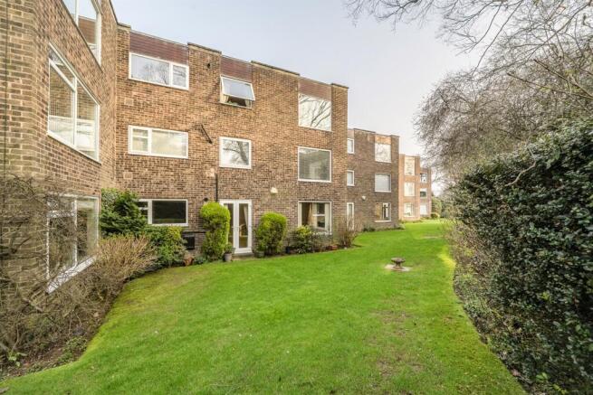 2-bed flat on Wedgewood Court, North Park Avenue, £200,000