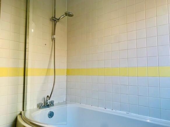 10c St Margarets Bathroom 2.jpg