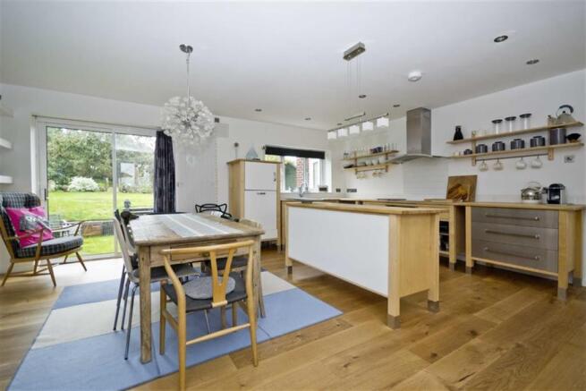 KITCHEN/DINING ROOM