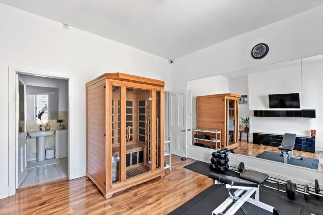 5 bed Flat for sale Image 7