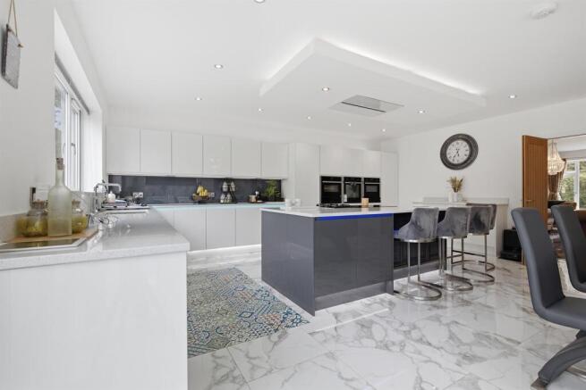 6 bed House for sale Image 7