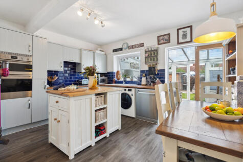 Gaston Bridge Road, Shepperton, TW17
