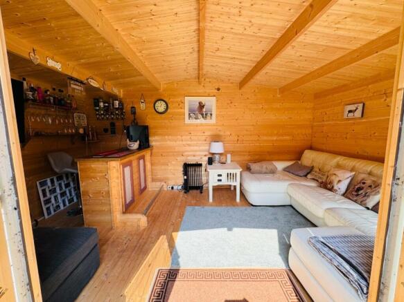 SUMMERHOUSE/BAR