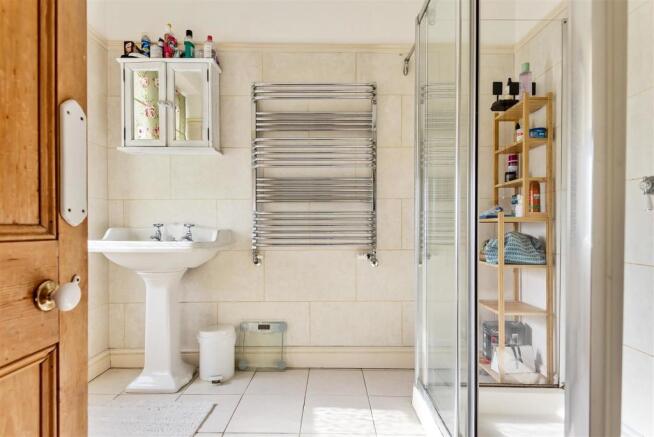 en suite - cropped.jpg
