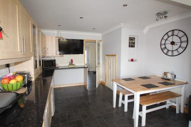 KITCHEN/BREAKFAST