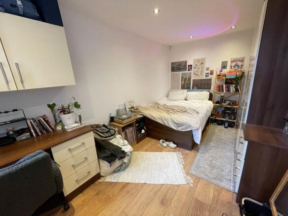3 bed Apartment to rent Image 5