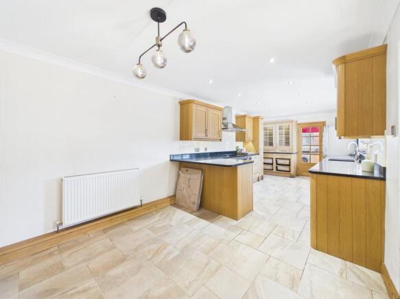 5 bed Detached for sale Image 9