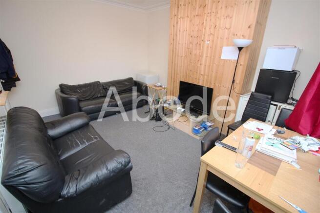 4 bed House to rent Image 6