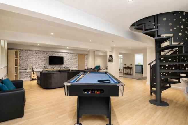 3 bed Flat for sale Image 12