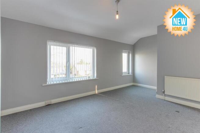 MAIN BEDROOM: