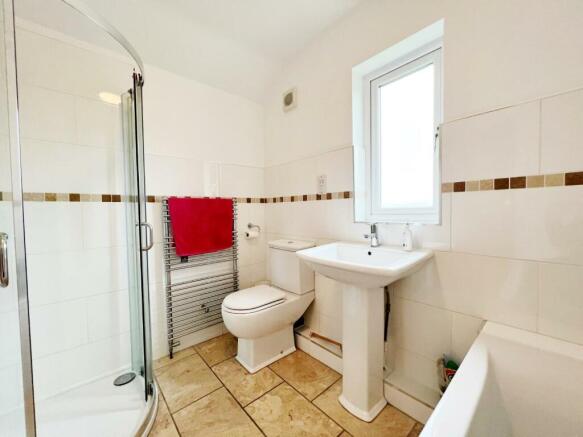 Bathroom pic 3.jpg