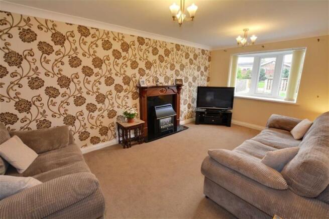 LOUNGE/ DINING ROOM