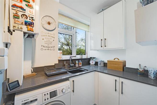 Taylor Close, Hampton Hill, TW12 photo 4