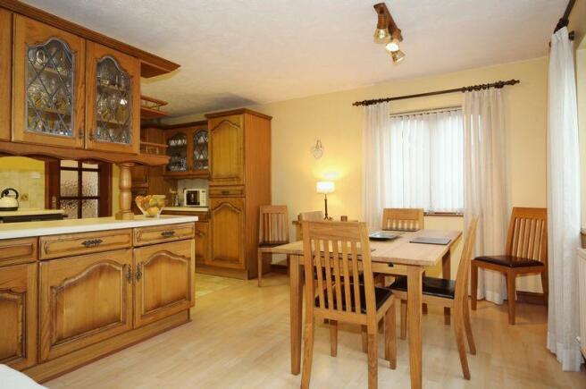 LIVING KITCHEN...