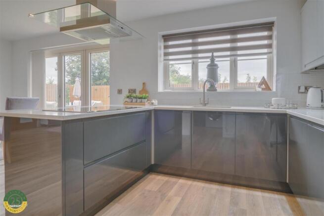 5 bed Detached for sale Image 6