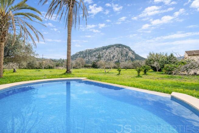 Brand-new villa with pool and holiday rental license in Pollensa.