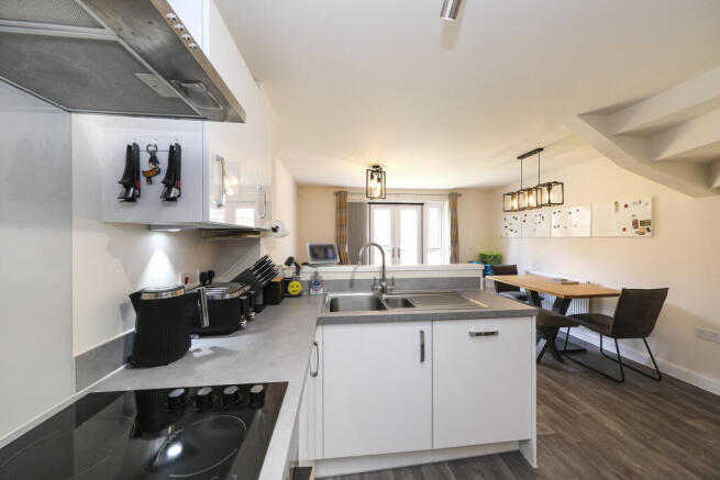 4 bed Semi-Detached for sale Image 8