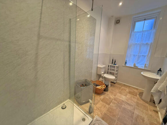 3 bed Apartment for sale Image 8