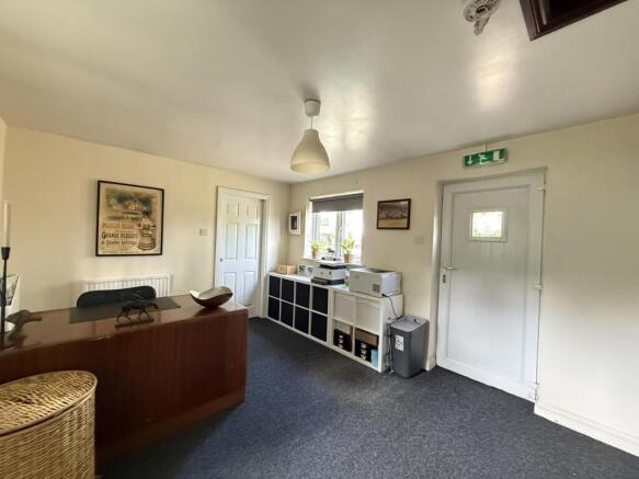 6 bed Detached for sale Image 12