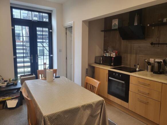 Well-equipped kitchen/dining area with modern f...