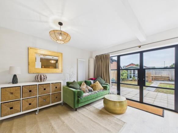 CAM02386G0-PR0160-STILL001