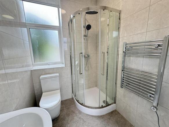 3 bed Apartment to rent Image 11