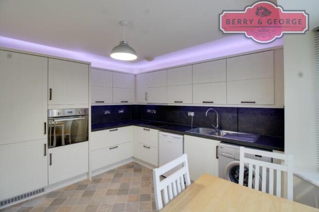 KITCHEN / DINER