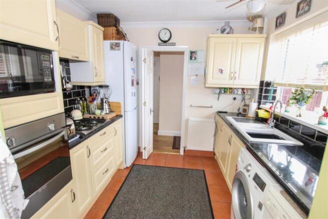 FITTED KITCHEN