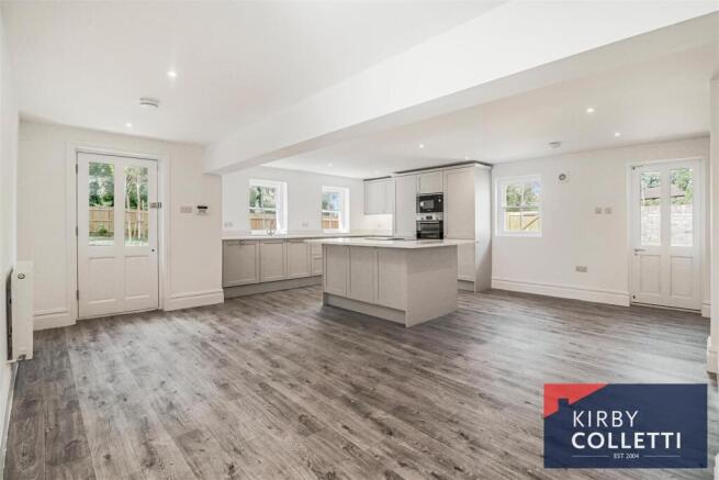 KITCHEN/BREAKFAST ROOM