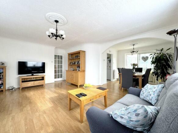 Sitting room / dining space