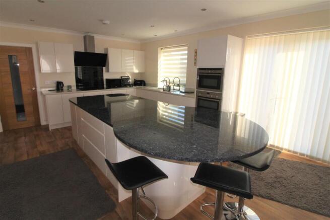 OPEN PLAN/KITCHEN/DINING/LIVING AREA