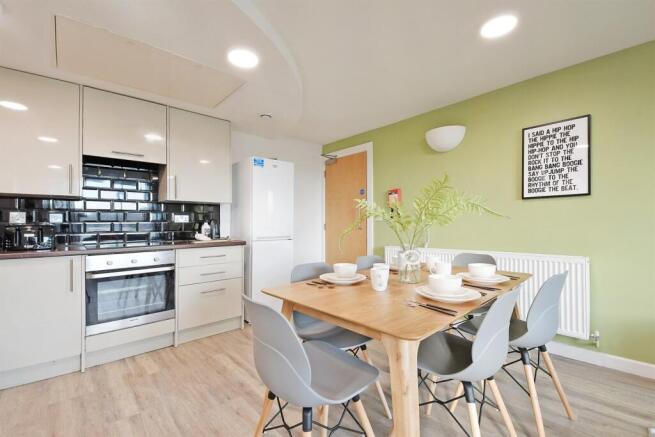 5 bed Apartment to rent Image 7