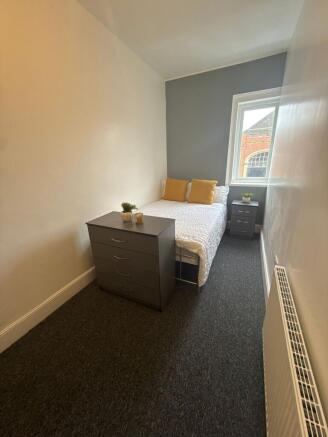 Bright, neatly presented single bedroom with a ...